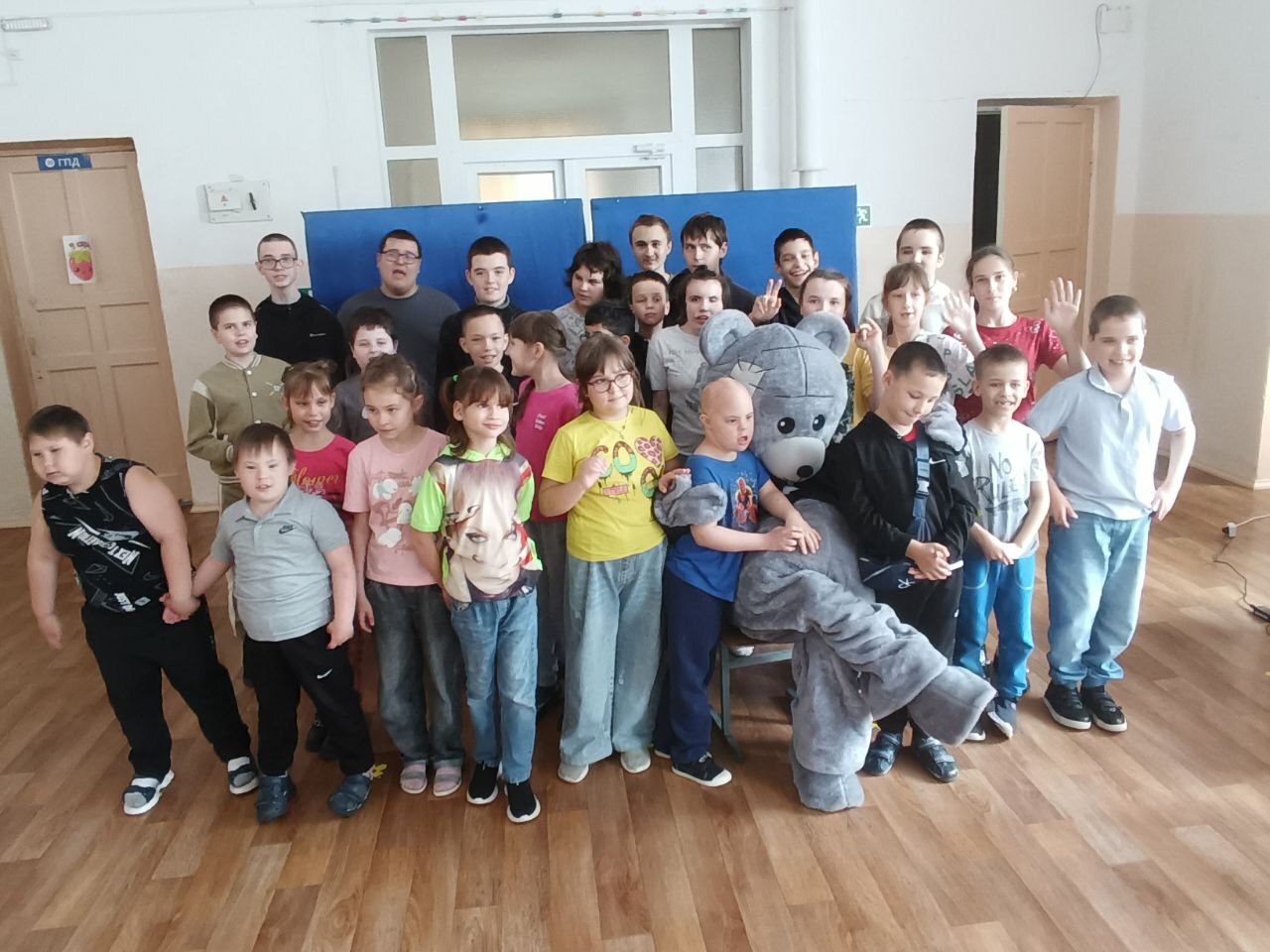 &amp;quot;День Друзей&amp;quot; .Ребята участвовали в играх на сплочение. К нам приходил наш любимый друг Мишка и вместе танцевали и пели песни про дружбу..